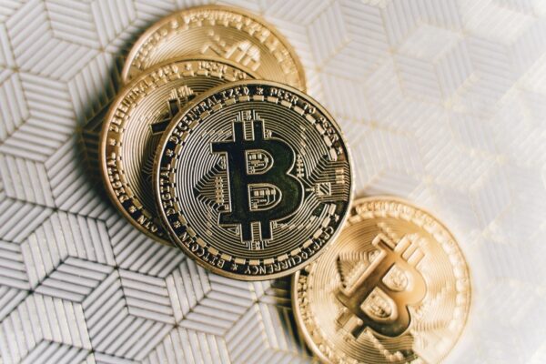 Blockchain v obchode: Bezpečnosť transakcií, transparentnosť